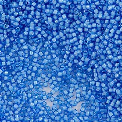 Perles Miyuki Delica, grandeur 10/0, iris bleu, paquet de 100gr. Vendu separement. (SKU# DBM0002 Perles Miyuki Delica, grandeur 10/0, iris bleu, paquet de 100gr. Vendu separement. (SKU# DBM0002