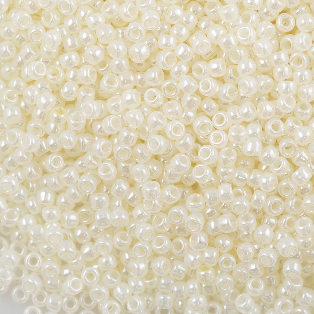 50g Toho Round Seed Bead 8/0 Gold Luster Cream (663)